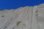 Bien des voies dans cette falaise. On voit les spits