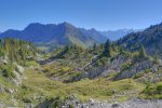 Vue arrière sur le Mont d'Or, avec quelques vaches éloignées du pâturage.