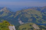Au fond à gauche, on devine le lac/barrage de la Gruyère