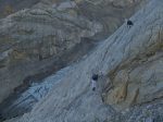 Avant le chemin basculait de l'autre côté (rive droite), la baisse du glacier a obligé à rester rive gauche. Joli passage avec un cable