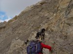 On enlève les crampons et attaquons la Via Ferrata qui est plutôt une vire protégée par un cable. On voit des échelles vers le haut