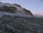 Après une marche sur un sentier sans soucis, nous arrivons au pied du glacier de Moiry