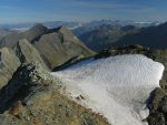 On continue par la crête avec la vue sur le glacier sans nom au N du Pigne de la Lé