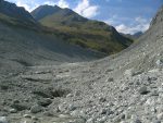 Plutôt que de remonter sur le chemin, je poursuis par le glacier