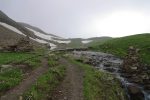 Et nous voilà au Lac de Soi, 2247m. Nous sommes accueillis par de beaux cairns