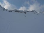 Droit devant le mat de la cabane sur le massif rocheux