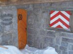 La porte d'entrée de la cabane, j'ai eu du mal à la fermer à cause de la neige