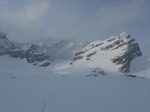 On longe le glacier de Plan Névé, le col de la Beudanne est presque au centre de la photo