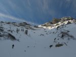 Et on amorce la montée dans ce couloir, en respectant les distances vu le niveau 3 d'avalanche