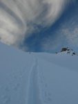 La montée finale se fait en partant sur la gauche pour revenir en devers, ciel majestueux.