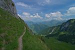 On a rejoint le sentier montant du col, passage sur une large vire