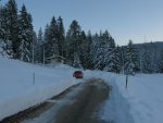 Puis on va s'enfoncer dans la forêt, toujours sur la route. On fond on voit La Barillette