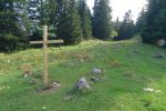 Juste après, en suivant l'arête, une croix