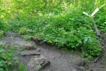 Le panneau est fatigué ! Par la droite, on pourrait rejoindre la ferme de Serranants. A gauche pour nous