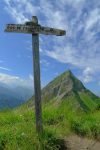 Le panneau du Col de la Tavaneuse, en piteux état, devant la Pointe de Nantau