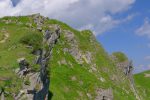 Pour la suite après le sommet, il faudra revenir ici pour partir à droite et passer sous les rochers à droite. On voit la croix en haut.