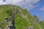 Pour la suite après le sommet, il faudra revenir ici pour partir à droite et passer sous les rochers à droite. On voit la croix en haut.