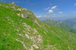 Je quitte le sommet en rebroussant chemin pour passer sous les rochers