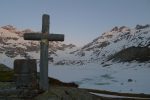 La croix devant le Refuge d'hiver de Salanfe