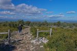 Il y a du vent sur ce plateau, le chemin descend tout tranquillement