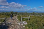 Il y a du vent sur ce plateau, le chemin descend tout tranquillement