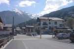 Le village de La Tsoumaz, on longe brièvement la route. Le Fou au fond. Le couloir enneigé dans la forêt est celui qui nous posera des problèmes le long du bisse