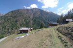 Le bisse à droite, mais la suite est dans la forêt en face