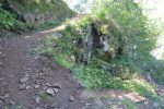 Chemin arraché au rocher et pentu
