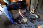 La photo a bel et bien été prise en Suisse et non pas en Afrique. Cuisson des pâtes à la mode du chalet