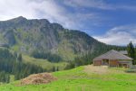 Vue arrière sur la ferme de La Montagnette et Rocher du Midi