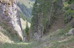 Sortie du couloir. La montée sans filin, se fait sur la droite, partie terreuse au mieux.