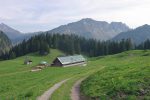 La ferme de Les Châtelards et une fontaine bienfaitrice