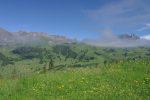 Sur ma droite, la chaine des Vanils (tout au fond) et la Dent de Combette qui émerge d'un nuage tout à droite de la photo