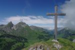 Dent de Combette, 2082.4m. Le livre d'or est dans la boite au pied de la croix