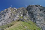 Face N de la Dent de Combette. Le couloir exposé équipé d'une chaine est en diagonale depuis le centre de la photo