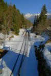 Un pont enjambe le rail pour rejoindre Les Marecottes, ce n'est pas notre chemin, mais c'est joli