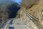 Je n'aime pas longer la route, en plus étroite, mais pas le choix. On voit les ponts au fond