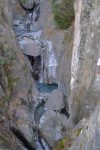 Depuis le pont routier, vue plongeante sur les gorges du Triège