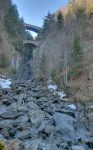 Vue sur les gorges du Triège, le pont routier en haut celui du train.