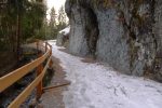 Un passage taillé dans la roche