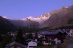 Première lueurs du matin, l'Allalinhorn tout à gauche, l'Alphubel au centre, depuis Saas Fee