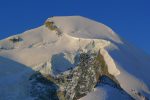 Le sommet de l'Allalinhorn, à l'oeil on voit la croix du sommet au centre. A gauche le ressaut rocheux (30m) en 3 de l'arête E