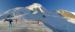 Les skieurs sont nombreux. La voie par à droite de l'Allalinhorn, dans l'ombre