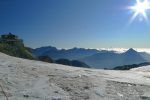 Vue arrière sur le restaurant de Mittel Allalin. Beau stratus