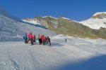 On quitte enfin la piste de ski, on suit simplement la trace. En neige finalement et non pas en glace bleue comme indiqué par le bureau des guides