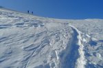 Couche de neige assez épaisse. La cordée est à Feejoch