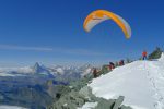 J'ai raté l'envol réussi du parapente précédent, mais pas celui de son camarade qui a failli se gameler