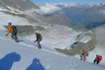 Tiens une cordée qui sort de la voie de l'arête E (Hohlaubgrat)