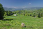 En montant, vue sur la droite vers le lac de Joux et la ferme Petite Dent-Dessous