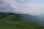 Vue arrière sur le lac de Neuchâtel et le Chasseron